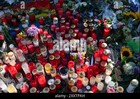 Solingen, Deutschland. August 2024. Passanten gedenken der Opfer mit Blumen und Kerzen, allgemein, Merkmal, Randmotiv, symbolisches Foto Bundeskanzler Olaf Scholz, Ministerpräsident Hendriok Wuest, Wust, Wirtschaftsministerin Mona Neubaur, Innenminister Herbert Reul und Bürgermeister Tim Kurzbach gedenken der drei getöteten und mehreren Verletzten auf dem Fronhof in Solingen, vermutlich getötet von einem 26-jährigen Syrer, der als Migrant nach Deutschland kam. August 2024 Alamy Live-Alamy Stockfoto