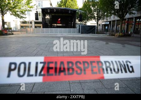 Solingen, Deutschland. August 2024. Absperrband, Polizeischranke auf dem Fronhof, im Hintergrund die leere Bühne gedenken Bundeskanzler Olaf Scholz, Premierminister Hendriok Wuest, Wust, Wirtschaftsministerin Mona Neubaur, Innenminister Herbert Reul und Bürgermeister Tim Kurzbach der drei auf dem Fronhof in Solingen getöteten und verletzten Menschen, vermutlich getötet von einem 26-jährigen Syrer, der als Migrant nach Deutschland kam, Solingen, dpa, 26. August 2024 Stockfoto