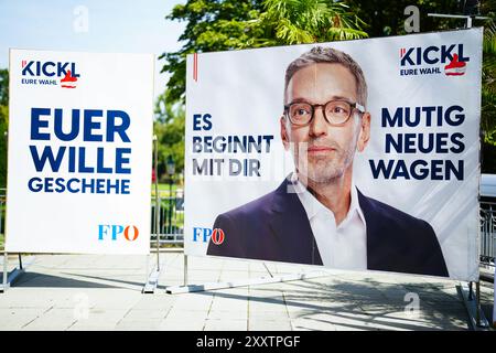 Wahlplakate der FPOE am Freitag, 23. August 2024, anlässlich der FPÖ-Pressekonferenz "Präsentation der 1. Posterwelle für die Nationalratswahlen 2024" in Wien. 'Euer Wille geschehe', 'es beginnt mit dir Mutig neues wagen' - 20240823 PD3565 Credit: APA-PictureDesk/Alamy Live News Stockfoto