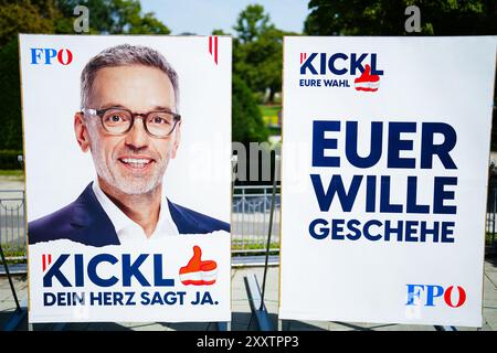 Wahlplakate der FPOE am Freitag, 23. August 2024, anlässlich der FPÖ-Pressekonferenz "Präsentation der 1. Posterwelle für die Nationalratswahlen 2024" in Wien. „Euer Wille geschehe“ (Ihr Wille wird erledigt) – 20240823 PD3566 Guthaben: APA-PictureDesk/Alamy Live News Stockfoto