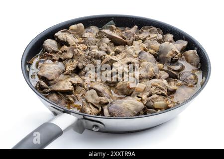 Gedünstete Hähnchenleber mit Sauce und Zwiebeln in Eisenkippe isoliert auf weiß Stockfoto