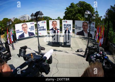 Wahlplakate der FPOE am Freitag, 23. August 2024, anlässlich der FPÖ-Pressekonferenz "Präsentation der 1. Posterwelle für die Nationalratswahlen 2024" in Wien. Gernot Darmann (Spitzenkandidat der FPÖ in Kärnten) und Michael Schnedlitz (Generalsekretär der FPÖ) - 20240823 PD3463 Credit: APA-PictureDesk/Alamy Live News Stockfoto