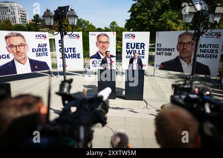 Wahlplakate der FPOE am Freitag, 23. August 2024, anlässlich der FPÖ-Pressekonferenz "Präsentation der 1. Posterwelle für die Nationalratswahlen 2024" in Wien. Gernot Darmann (Spitzenkandidat der FPÖ in Kärnten) und Michael Schnedlitz (Generalsekretär der FPÖ) – 20240823 PD3467 Credit: APA-PictureDesk/Alamy Live News Stockfoto