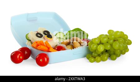 Lunchbox mit Sandwich, frischem Gemüse, Keksen und Trauben isoliert auf weiß Stockfoto