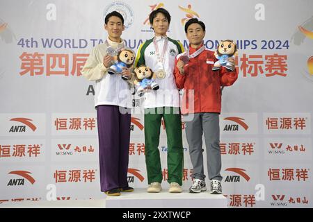 (240826) -- SINGAPUR, 26. August 2024 (Xinhua) -- Goldmedaillengewinner Wong Kui Sin (C) von Chinas Macao, Silbermedaillengewinner Choe Hyeong Jun (L) von Südkorea und Bronzemedaillengewinner Tay Yu Xuan aus Singapur nehmen an der Siegerehrung nach dem Spiel der Gruppe B der Männer Wu Style Taijiquan (45 Bewegungen) Kategorie Gruppe B bei der 4. Weltmeisterschaft in Singapur, 26. August 2024 Teil. (Foto von dann Chih Wey/Xinhua) Stockfoto