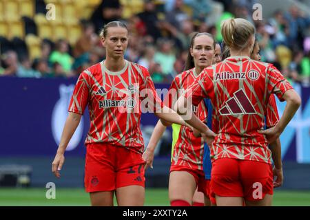 Dresden, Deutschland. August 2024. Dresden, Deutschland 25. August 2024: Supercup – Frauen – 2024/2025 – VfL Wolfsburg vs. 1. FC Bayern München im Bild: v.li. Klara Bühl/Buehl (FCB), Sydney Lohmann (FCB) und Lea Schüller/Schueller (FCB) /// DFB-Vorschriften verbieten jede Verwendung von Fotografien als Bildsequenzen und/oder Quasi-Video /// Credit: dpa/Alamy Live News Stockfoto