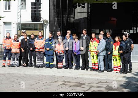 Solingen, Deutschland. August 2024. Gruppenfoto mit den Rettungsdiensten und Ersthelfern, Bundeskanzler Olaf Scholz, Premierminister Hendriok Wuest, Wust, Wirtschaftsministerin Mona Neubaur, Innenminister Herbert Reul und Bürgermeister Tim Kurzbach gedenken der drei getöteten und mehreren Verletzten auf dem Fronhof in Solingen, vermutlich getötet von einem 26-jährigen Syrer, der als Migrant nach Deutschland kam, Solingen, 26. August 2024 Credit: dpa/Alamy Live News Stockfoto