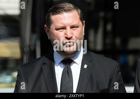 Solingen, Deutschland. August 2024. Tim KURZBACH, Bürgermeister von Solingen, gedenken Bundeskanzler Olaf Scholz, Premierminister Hendriok Wuest, Wust, Wirtschaftsminister Mona Neubaur, Innenminister Herbert Reul und Bürgermeister Tim Kurzbach in einer Medienerklärung an die drei Toten und Verletzten auf dem Fronhof in Solingen, vermutlich getötet von einem 26-jährigen Syrer, der als Migrant nach Deutschland kam, Solingen, dpa, 26 August 2024 Stockfoto