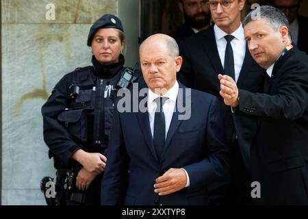 Solingen, Deutschland. August 2024. Bundeskanzler Olaf SCHOLZ kommt aus einem Gebäude, Bundeskanzler Olaf Scholz, Premierminister Hendriok Wuest, Wust, Wirtschaftsministerin Mona Neubaur, Innenminister Herbert Reul und Bürgermeister Tim Kurzbach gedenken der drei getöteten und mehreren Verletzten auf dem Fronhof in Solingen, vermutlich getötet von einem 26-jährigen Syrer, der als Migrant nach Deutschland kam, Solingen, 26. August 2024 Credit: dpa/Alamy Live News Stockfoto