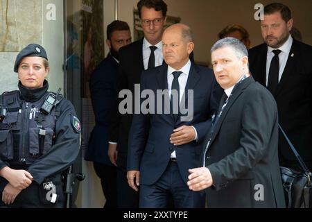 Solingen, Deutschland. August 2024. Bundeskanzler Olaf SCHOLZ kommt aus einem Gebäude, Bundeskanzler Olaf Scholz, Premierminister Hendriok Wuest, Wust, Wirtschaftsministerin Mona Neubaur, Innenminister Herbert Reul und Bürgermeister Tim Kurzbach gedenken der drei getöteten und mehreren Verletzten auf dem Fronhof in Solingen, vermutlich getötet von einem 26-jährigen Syrer, der als Migrant nach Deutschland kam, Solingen, 26. August 2024 Credit: dpa/Alamy Live News Stockfoto