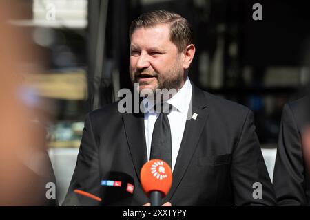 Solingen, Deutschland. August 2024. Tim KURZBACH, Bürgermeister von Solingen, gedenken Bundeskanzler Olaf Scholz, Premierminister Hendriok Wuest, Wust, Wirtschaftsminister Mona Neubaur, Innenminister Herbert Reul und Bürgermeister Tim Kurzbach in einer Medienerklärung an die drei Toten und Verletzten auf dem Fronhof in Solingen, vermutlich getötet von einem 26-jährigen Syrer, der als Migrant nach Deutschland kam, Solingen, dpa, 26 August 2024 Stockfoto