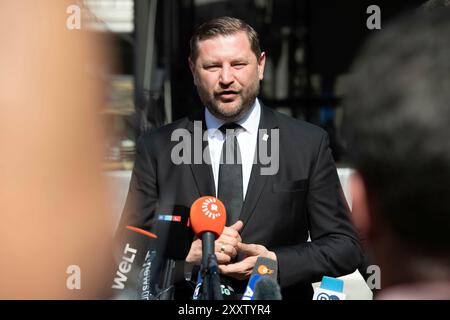 Solingen, Deutschland. August 2024. Tim KURZBACH, Bürgermeister von Solingen, gedenken Bundeskanzler Olaf Scholz, Premierminister Hendriok Wuest, Wust, Wirtschaftsminister Mona Neubaur, Innenminister Herbert Reul und Bürgermeister Tim Kurzbach in einer Medienerklärung an die drei Toten und Verletzten auf dem Fronhof in Solingen, vermutlich getötet von einem 26-jährigen Syrer, der als Migrant nach Deutschland kam, Solingen, dpa, 26 August 2024 Stockfoto