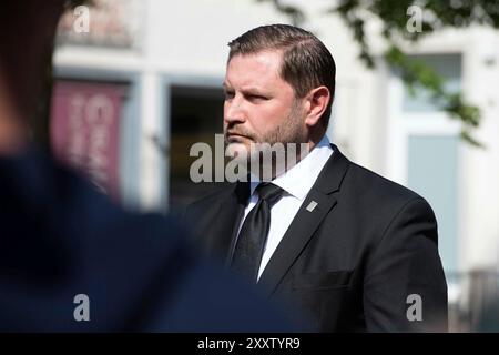 Solingen, Deutschland. August 2024. Tim KURZBACH, Bürgermeister von Solingen, gedenken Bundeskanzler Olaf Scholz, Premierminister Hendriok Wuest, Wust, Wirtschaftsminister Mona Neubaur, Innenminister Herbert Reul und Bürgermeister Tim Kurzbach in einer Medienerklärung an die drei Toten und Verletzten auf dem Fronhof in Solingen, vermutlich getötet von einem 26-jährigen Syrer, der als Migrant nach Deutschland kam, Solingen, dpa, 26 August 2024 Stockfoto