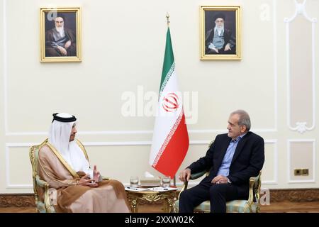 Teheran, Iran. August 2024. Der iranische Präsident MASOUD PEZESHKIAN (R) trifft in Teheran den Premierminister und Außenminister Katars Scheich MOHAMMED BIN ABDULRAHMAN BIN JASSIM AL THANI (L). Katars Premierminister ist in Teheran, um sich mit iranischen Beamten über die Spannungen zwischen Iran und Israel zu treffen. (Credit Image: © Iranian Presidency via ZUMA Press Wire) NUR REDAKTIONELLE VERWENDUNG! Nicht für kommerzielle ZWECKE! Quelle: ZUMA Press, Inc./Alamy Live News Stockfoto