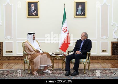 Teheran, Iran. August 2024. Der iranische Präsident MASOUD PEZESHKIAN (R) trifft in Teheran den Premierminister und Außenminister Katars Scheich MOHAMMED BIN ABDULRAHMAN BIN JASSIM AL THANI (L). Katars Premierminister ist in Teheran, um sich mit iranischen Beamten über die Spannungen zwischen Iran und Israel zu treffen. (Credit Image: © Iranian Presidency via ZUMA Press Wire) NUR REDAKTIONELLE VERWENDUNG! Nicht für kommerzielle ZWECKE! Quelle: ZUMA Press, Inc./Alamy Live News Stockfoto