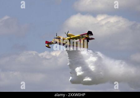 - Canadair CL-415 Feuerlöschwasserbomber, Quebec Civil Defence (Kanada) - bombardiere ad acqua antincendi Canadair CL-415, Protezione Civile del Quebec (Kanada) Stockfoto