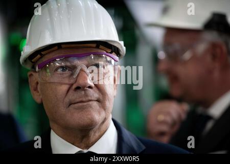 Marl, Deutschland. August 2024. Bundeskanzler Olaf Scholz schaut sich während seiner Reise durch das Ruhrgebiet einen Elektrolyseur im Chemiepark Evonik in Marl an. Quelle: Fabian Strauch/dpa/Alamy Live News Stockfoto