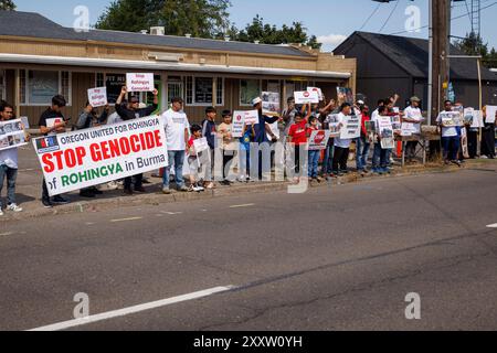 Portland, USA. August 2024. Die Rohingya-Gemeinde im Südosten von Portland, Oregon, hielt am 25. August 2024 eine kleine, aber feierliche Versammlung ab, um die Amerikaner an die ethnischen Säuberungen und den Völkermord zu erinnern, die die burmesische Armee und ihre Arakan-Verbündeten heute vor sieben Jahren dem Staat Rohingya von Rakhine in Burma zugefügt haben. (Foto: John Rudoff/SIPA USA) Credit: SIPA USA/Alamy Live News Stockfoto