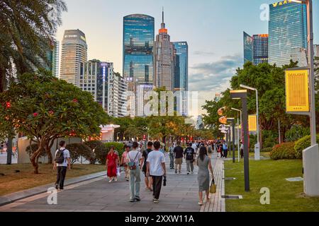 Die Menschen laufen auf dem Huacheng Platz, umgeben von modernen Hochhäusern. Neustadt Zhujiang, Bezirk Tianhe, Guangzhou, Provinz Guangdong, China. Stockfoto