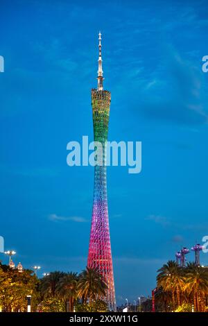 Der Canton Tower, ein 604 Meter hohes modernes Mehrzweckgebäude, hell beleuchtet in der Abenddämmerung. Guangzhou, Provinz Guangdong, China. Stockfoto