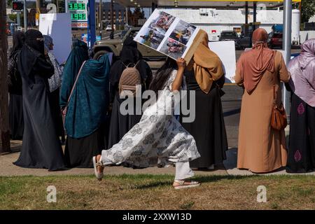 Portland, USA. August 2024. Die Rohingya-Gemeinde im Südosten von Portland, Oregon, hielt am 25. August 2024 eine kleine, aber feierliche Versammlung ab, um die Amerikaner an die ethnischen Säuberungen und den Völkermord zu erinnern, die die burmesische Armee und ihre Arakan-Verbündeten heute vor sieben Jahren dem Staat Rohingya von Rakhine in Burma zugefügt haben. (Foto: John Rudoff/SIPA USA) Credit: SIPA USA/Alamy Live News Stockfoto