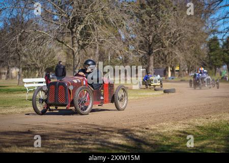 Firmat, Argentinien. August 2024. Cyclekarts, eine Art Motorsport, der auf selbstgemachten, einsitzigen, motorisierten Autos gespielt wird, die an Rennwagen aus den 1920er und 1930er Jahren erinnern, wächst an Popularität, was sich in einer Rekordzahl von Wettbewerbern niederschlug. Der dritte Cyclekarts-Wettbewerb im Carlota Joubin Park fand in Firmat, Santa Fe, Argentinien statt. Quelle: SOPA Images Limited/Alamy Live News Stockfoto