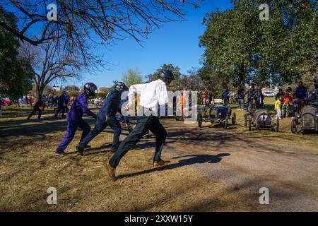 Firmat, Argentinien. August 2024. Zu Beginn der Veranstaltung laufen die Teilnehmer auf ihre Plätze. Der dritte Cyclekarts-Wettbewerb im Carlota Joubin Park fand in Firmat, Santa Fe, Argentinien statt. Quelle: SOPA Images Limited/Alamy Live News Stockfoto