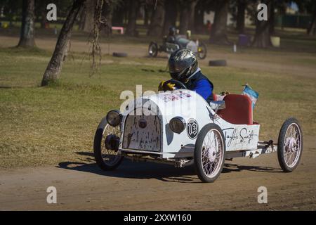 Firmat, Argentinien. August 2024. Während der Veranstaltung fährt ein Auto im Taylor Swift-Stil durch die Rennstrecke. Der dritte Cyclekarts-Wettbewerb im Carlota Joubin Park fand in Firmat, Santa Fe, Argentinien statt. Quelle: SOPA Images Limited/Alamy Live News Stockfoto