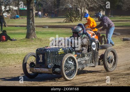 Firmat, Argentinien. August 2024. Cyclekarts, eine Art Motorsport, der auf selbstgemachten, einsitzigen, motorisierten Autos gespielt wird, die an Rennwagen aus den 1920er und 1930er Jahren erinnern, wächst an Popularität, was sich in einer Rekordzahl von Wettbewerbern niederschlug. Der dritte Cyclekarts-Wettbewerb im Carlota Joubin Park fand in Firmat, Santa Fe, Argentinien statt. Quelle: SOPA Images Limited/Alamy Live News Stockfoto