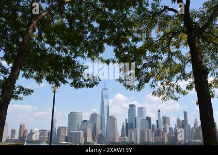 Die Skyline von Lower Manhattan entlang des Hudson River aus Jersey City, NJ Stockfoto