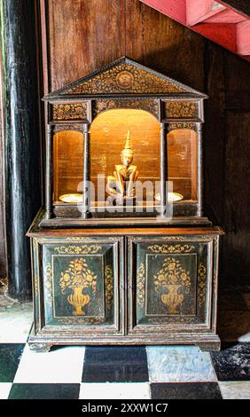Bangkok, Thailand, Südostasien, Asien. Jim Thompson House Museum. Innenraum des Hauses, Altar und Statut James H. W. Thompson, bekannt als Jim (Gree Stockfoto