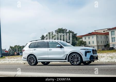 Gulfport, MS - 05. Oktober 2023: Weitwinkel-Seitenansicht einer BMW X7 M60i Limousine aus dem Jahr 2023 auf einer lokalen Autoshow. Stockfoto