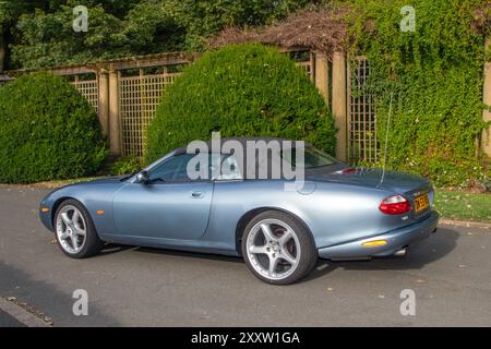 2003 Blau Jaguar XK8 Cabriolet Auto, Auto-V8 Auto Cabriolet Benzin 4196 ccm; Vintage, restaurierte klassische Motoren, Automobilsammler, Motorenfreunde, historische Veteranen in Stanley Park, Blackpool, Großbritannien Stockfoto