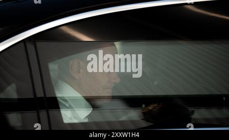 Marl, Deutschland. August 2024. Bundeskanzler Olaf Scholz kommt auf seiner Reise durch das Ruhrgebiet mit dem Auto im Chemiepark Evonik an. Quelle: Fabian Strauch/dpa/Alamy Live News Stockfoto