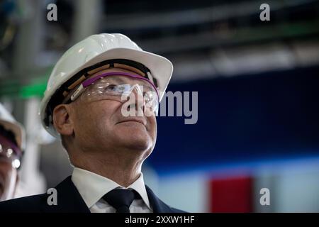 Marl, Deutschland. August 2024. Bundeskanzler Olaf Scholz schaut sich während seiner Reise durch das Ruhrgebiet einen Elektrolyseur im Chemiepark Evonik in Marl an. Quelle: Fabian Strauch/dpa/Alamy Live News Stockfoto