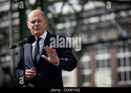 Marl, Deutschland. August 2024. Bundeskanzler Olaf Scholz spricht bei seiner Reise durch das Ruhrgebiet im Chemiepark Evonik in Marl mit der Presse und Gesten. Quelle: Fabian Strauch/dpa/Alamy Live News Stockfoto