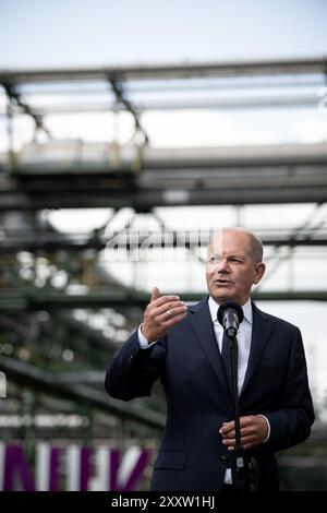 Marl, Deutschland. August 2024. Bundeskanzler Olaf Scholz spricht während seiner Reise durch das Ruhrgebiet im Chemiepark Evonik in Marl vor der Presse. Quelle: Fabian Strauch/dpa/Alamy Live News Stockfoto