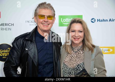 Kalkar, Deutschland. April 2023. ARCHIVFOTO: Markus MOERL wird 65 Jahre alt am 27. August 2024, Markus MOERL, Sänger, mit Yvonne KOENIG, Red Carpet, Red Carpet Show, Arrival, The Golden Sun 2023, am 22. April 2023 in Wunderland Kalkar, Credit: dpa/Alamy Live News Stockfoto