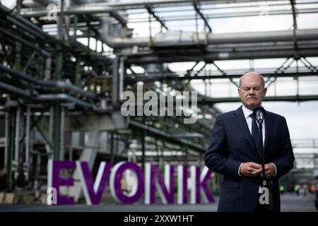 Marl, Deutschland. August 2024. Bundeskanzler Olaf Scholz spricht während seiner Reise durch das Ruhrgebiet im Chemiepark Evonik in Marl vor der Presse. Quelle: Fabian Strauch/dpa/Alamy Live News Stockfoto