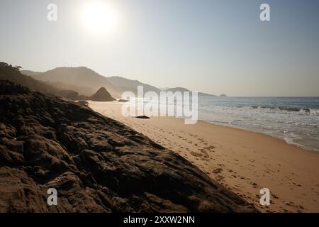 Paraty, Brasilien. August 2024. Sonniger Tag am Strand von Cepilho im Dorf Trindade, Paraty, Rio de Janeiro, Brasilien, am 23. August, 2024. (Foto: Igor do Vale/SIPA USA) Credit: SIPA USA/Alamy Live News Stockfoto