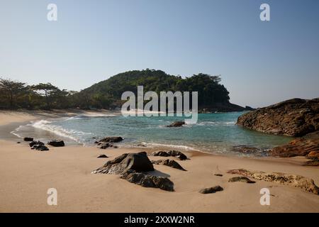 Paraty, Brasilien. August 2024. Sonniger Tag am Strand Do Meio im Dorf Trindade, Paraty, Rio de Janeiro, Brasilien, am 23. August, 2024. (Foto: Igor do Vale/SIPA USA) Credit: SIPA USA/Alamy Live News Stockfoto