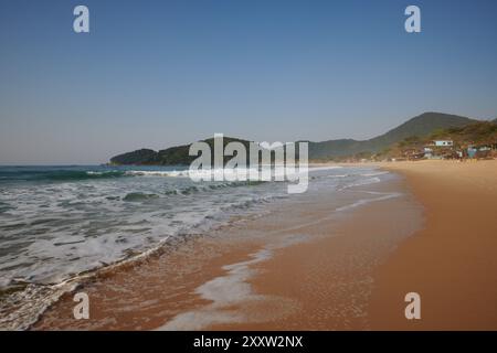 Paraty, Brasilien. August 2024. Sonniger Tag am Ranchos Beach im Dorf Trindade, Paraty, Rio de Janeiro, Brasilien, am 23. August, 2024. (Foto: Igor do Vale/SIPA USA) Credit: SIPA USA/Alamy Live News Stockfoto