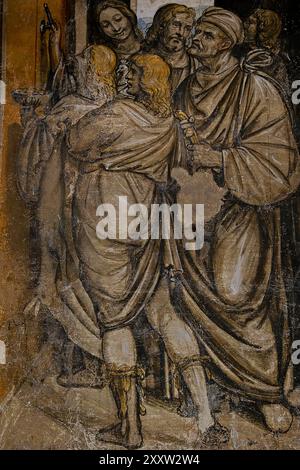 Eine Gruppe reicher Männer und Frauen, die Geschenke tragen, wartet auf den Zutritt zu einem Gerichtssaal und sucht Gerechtigkeit. Detail des Freskos von Giovanni Antonio Bazzi (1477–1549), zu seinen Lebzeiten als Il Sodoma bekannt, in der Loggia del Giudice (Loggia der Richter), einem Säulengang im Innenhof des Palazzo Comunale in San Gimignano, Toskana, Italien. Das gesamte Fresko zeigt Sant'Ivo oder Saint Ives als jungen Richter, der den Armen im Gerichtssaal Gerechtigkeit gewährt. Stockfoto