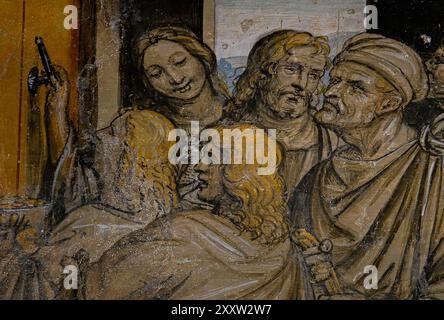 Eine Frau mit Bockzähnen gehört zu einer Gruppe reicher Männer und Frauen, die Geschenke tragen, die vor einer Tür warten. Detail des Freskos von Giovanni Antonio Bazzi (1477–1549), zu seinen Lebzeiten als Il Sodoma bekannt, in der Loggia del Giudice (Loggia der Richter), einem Säulengang im Innenhof des Palazzo Comunale in San Gimignano, Toskana, Italien. Das gesamte Fresko zeigt Sant'Ivo oder Saint Ives als jungen Richter, der den Armen Gerechtigkeit gewährt, während reiche Menschen mit ihren Bestechungen darauf warten, den Gerichtssaal zu betreten. Stockfoto