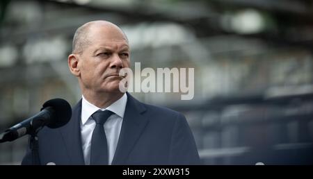 Marl, Deutschland. August 2024. Bundeskanzler Olaf Scholz spricht während seiner Reise durch das Ruhrgebiet im Chemiepark Evonik in Marl vor der Presse. Quelle: Fabian Strauch/dpa/Alamy Live News Stockfoto