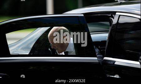 Marl, Deutschland. August 2024. Bundeskanzler Olaf Scholz (SPD) steigt aus seinem Auto, um im Rahmen seiner Reise ins Ruhrgebiet den Chemiepark Evonik zu besuchen. Quelle: Fabian Strauch/dpa/Alamy Live News Stockfoto