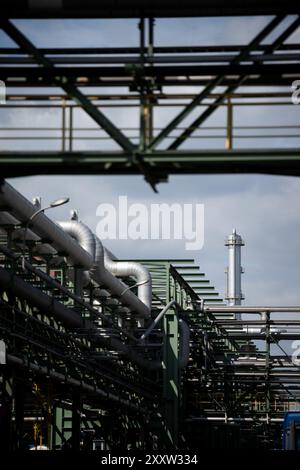 Marl, Deutschland. August 2024. Rohre auf dem Gelände des Chemieparks Evonik. Quelle: Fabian Strauch/dpa/Alamy Live News Stockfoto