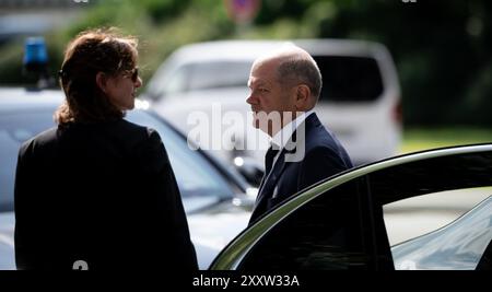 Marl, Deutschland. August 2024. Bundeskanzler Olaf Scholz (SPD, r) steigt aus seinem Fahrzeug, um im Rahmen seiner Reise ins Ruhrgebiet den Chemiepark Evonik zu besuchen. Quelle: Fabian Strauch/dpa/Alamy Live News Stockfoto