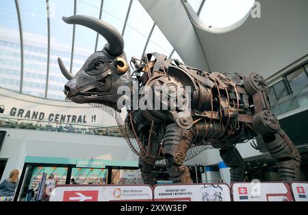 Ozzy the Bull, in der Halle von Birmingham's New Street Station Stockfoto