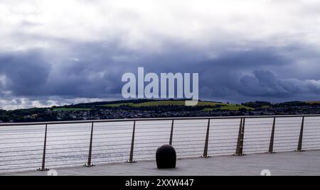 Dundee, Tayside, Schottland, Großbritannien. August 2024. Wetter in Großbritannien: Feuchtes Augustwetter mit starken Sturmwolken über dem Fluss Tay und Dundee in Schottland. Quelle: Dundee Photographics/Alamy Live News Stockfoto
